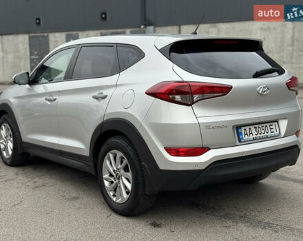 Серый Хендай Туксон, объемом двигателя 2 л и пробегом 122 тыс. км за 17500 $, фото 5 на Automoto.ua