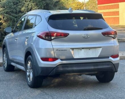 Сірий Хендай Туксон, об'ємом двигуна 2 л та пробігом 70 тис. км за 3900 $, фото 6 на Automoto.ua