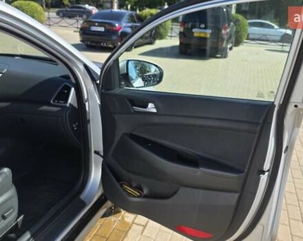 Серый Хендай Туксон, объемом двигателя 2 л и пробегом 137 тыс. км за 18900 $, фото 8 на Automoto.ua