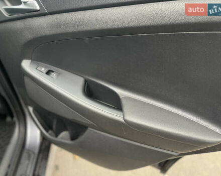 Серый Хендай Туксон, объемом двигателя 2 л и пробегом 193 тыс. км за 15300 $, фото 20 на Automoto.ua