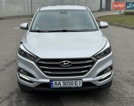 Серый Хендай Туксон, объемом двигателя 2 л и пробегом 122 тыс. км за 17500 $, фото 1 на Automoto.ua