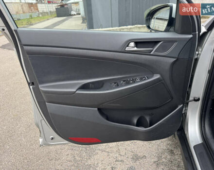 Серый Хендай Туксон, объемом двигателя 2 л и пробегом 122 тыс. км за 17500 $, фото 17 на Automoto.ua