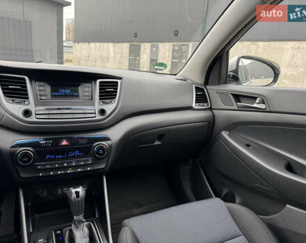 Серый Хендай Туксон, объемом двигателя 2 л и пробегом 122 тыс. км за 17500 $, фото 22 на Automoto.ua