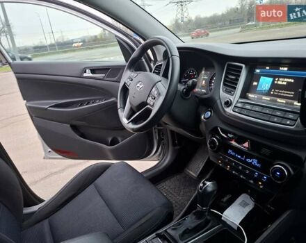 Сірий Хендай Туксон, об'ємом двигуна 2 л та пробігом 98 тис. км за 18500 $, фото 19 на Automoto.ua