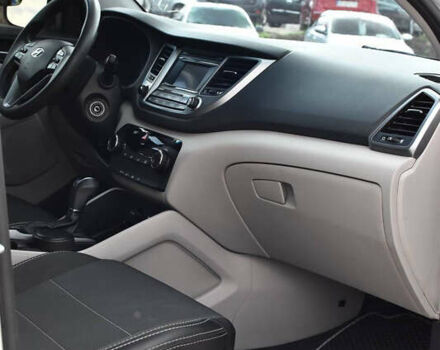 Сірий Хендай Туксон, об'ємом двигуна 2 л та пробігом 117 тис. км за 16900 $, фото 4 на Automoto.ua