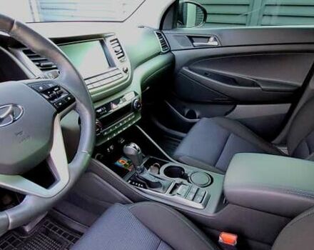 Серый Хендай Туксон, объемом двигателя 2 л и пробегом 19 тыс. км за 25000 $, фото 5 на Automoto.ua