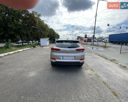 Серый Хендай Туксон, объемом двигателя 1.69 л и пробегом 297 тыс. км за 17500 $, фото 4 на Automoto.ua