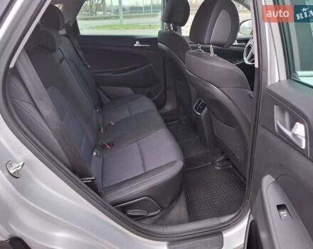 Сірий Хендай Туксон, об'ємом двигуна 2 л та пробігом 98 тис. км за 18500 $, фото 12 на Automoto.ua