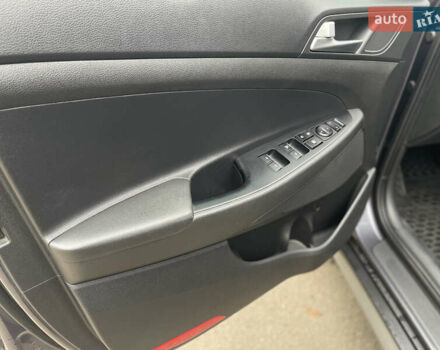 Серый Хендай Туксон, объемом двигателя 2 л и пробегом 193 тыс. км за 15300 $, фото 14 на Automoto.ua