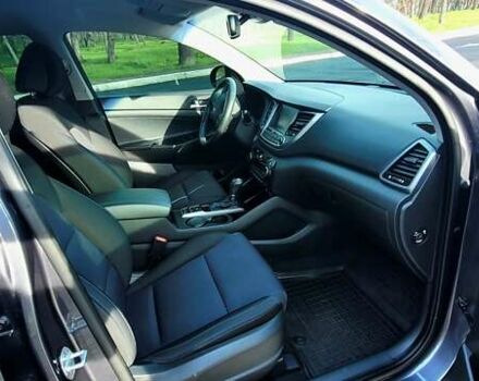 Серый Хендай Туксон, объемом двигателя 2 л и пробегом 19 тыс. км за 25000 $, фото 7 на Automoto.ua