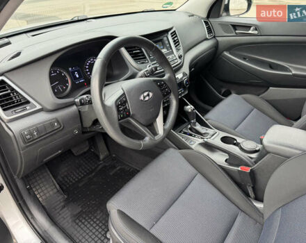 Серый Хендай Туксон, объемом двигателя 2 л и пробегом 122 тыс. км за 17500 $, фото 16 на Automoto.ua