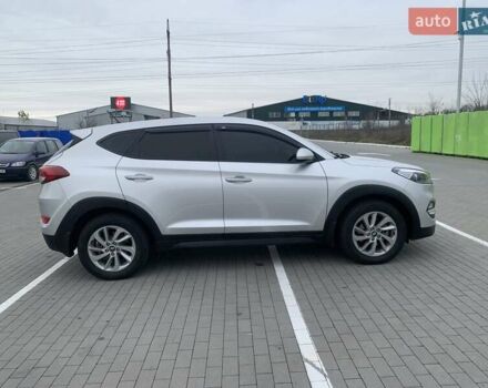 Сірий Хендай Туксон, об'ємом двигуна 2 л та пробігом 189 тис. км за 16900 $, фото 4 на Automoto.ua