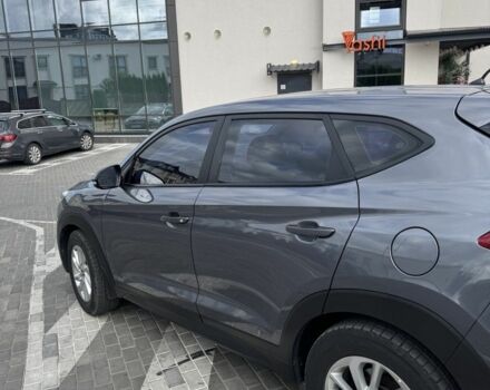 Серый Хендай Туксон, объемом двигателя 2 л и пробегом 65 тыс. км за 21000 $, фото 2 на Automoto.ua