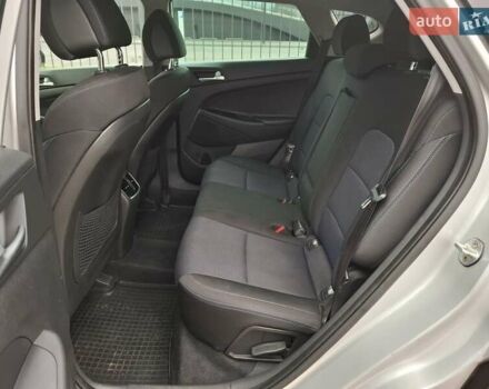 Сірий Хендай Туксон, об'ємом двигуна 2 л та пробігом 98 тис. км за 18500 $, фото 9 на Automoto.ua