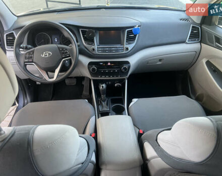 Серый Хендай Туксон, объемом двигателя 2 л и пробегом 118 тыс. км за 17200 $, фото 8 на Automoto.ua