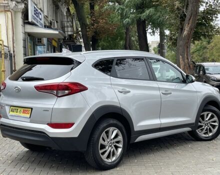 Сірий Хендай Туксон, об'ємом двигуна 2 л та пробігом 150 тис. км за 17999 $, фото 2 на Automoto.ua
