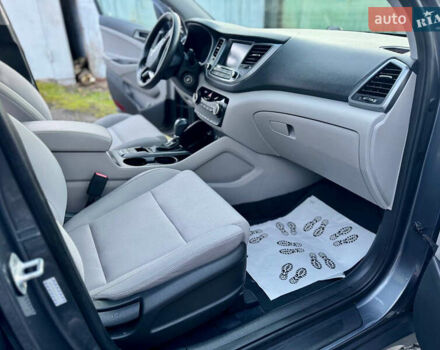 Сірий Хендай Туксон, об'ємом двигуна 2 л та пробігом 184 тис. км за 13950 $, фото 66 на Automoto.ua