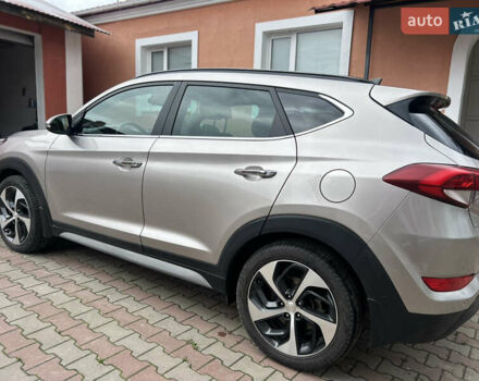 Серый Хендай Туксон, объемом двигателя 0 л и пробегом 219 тыс. км за 19499 $, фото 5 на Automoto.ua