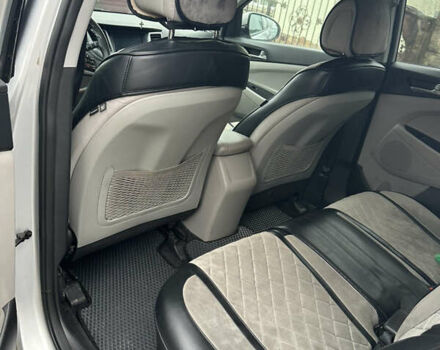 Серый Хендай Туксон, объемом двигателя 2 л и пробегом 130 тыс. км за 15500 $, фото 4 на Automoto.ua