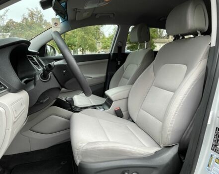 Сірий Хендай Туксон, об'ємом двигуна 2 л та пробігом 150 тис. км за 17999 $, фото 9 на Automoto.ua