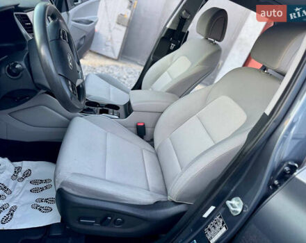 Сірий Хендай Туксон, об'ємом двигуна 2 л та пробігом 184 тис. км за 13950 $, фото 77 на Automoto.ua