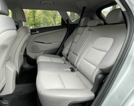 Сірий Хендай Туксон, об'ємом двигуна 2 л та пробігом 150 тис. км за 17999 $, фото 12 на Automoto.ua