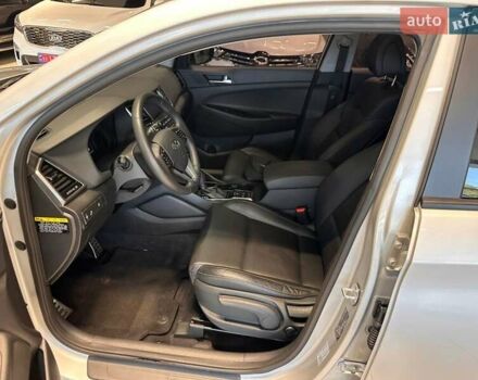 Серый Хендай Туксон, объемом двигателя 2 л и пробегом 127 тыс. км за 21500 $, фото 8 на Automoto.ua