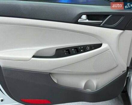 Серый Хендай Туксон, объемом двигателя 1.6 л и пробегом 66 тыс. км за 16999 $, фото 6 на Automoto.ua