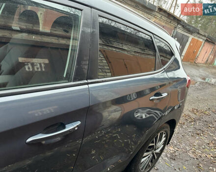 Серый Хендай Туксон, объемом двигателя 2.36 л и пробегом 63 тыс. км за 20500 $, фото 4 на Automoto.ua