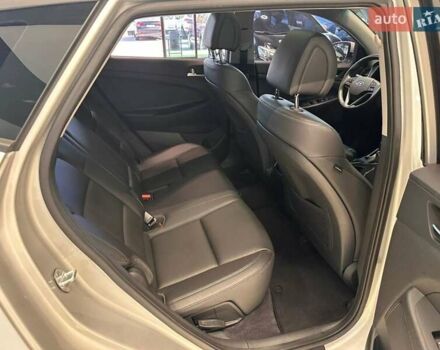 Серый Хендай Туксон, объемом двигателя 2 л и пробегом 127 тыс. км за 21500 $, фото 13 на Automoto.ua