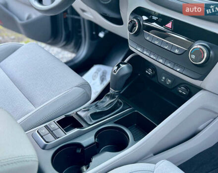 Сірий Хендай Туксон, об'ємом двигуна 2 л та пробігом 184 тис. км за 13950 $, фото 69 на Automoto.ua
