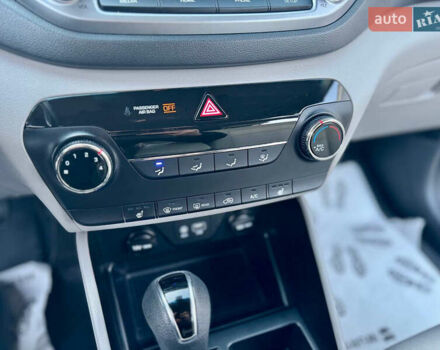 Сірий Хендай Туксон, об'ємом двигуна 2 л та пробігом 184 тис. км за 13950 $, фото 83 на Automoto.ua