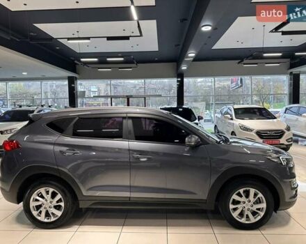 Серый Хендай Туксон, объемом двигателя 2 л и пробегом 69 тыс. км за 20900 $, фото 3 на Automoto.ua