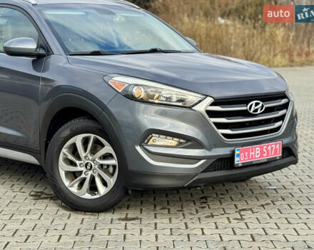 Серый Хендай Туксон, объемом двигателя 2 л и пробегом 183 тыс. км за 13750 $, фото 2 на Automoto.ua