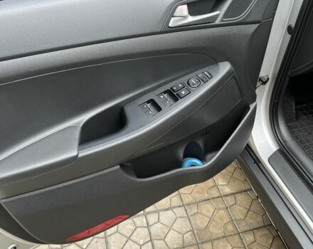 Серый Хендай Туксон, объемом двигателя 2 л и пробегом 92 тыс. км за 20500 $, фото 10 на Automoto.ua