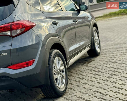 Серый Хендай Туксон, объемом двигателя 2 л и пробегом 183 тыс. км за 13750 $, фото 5 на Automoto.ua