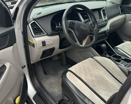 Серый Хендай Туксон, объемом двигателя 2 л и пробегом 130 тыс. км за 15500 $, фото 5 на Automoto.ua