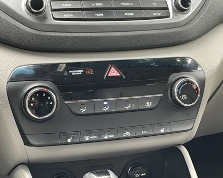 Сірий Хендай Туксон, об'ємом двигуна 2 л та пробігом 150 тис. км за 17999 $, фото 18 на Automoto.ua