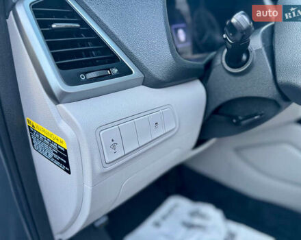 Сірий Хендай Туксон, об'ємом двигуна 2 л та пробігом 184 тис. км за 13950 $, фото 79 на Automoto.ua