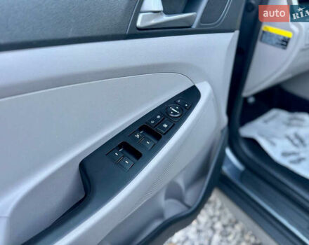 Сірий Хендай Туксон, об'ємом двигуна 2 л та пробігом 184 тис. км за 13950 $, фото 88 на Automoto.ua