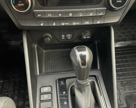 Серый Хендай Туксон, объемом двигателя 2 л и пробегом 140 тыс. км за 19700 $, фото 16 на Automoto.ua