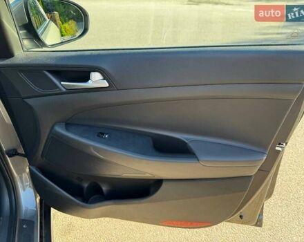 Серый Хендай Туксон, объемом двигателя 2 л и пробегом 34 тыс. км за 26000 $, фото 21 на Automoto.ua