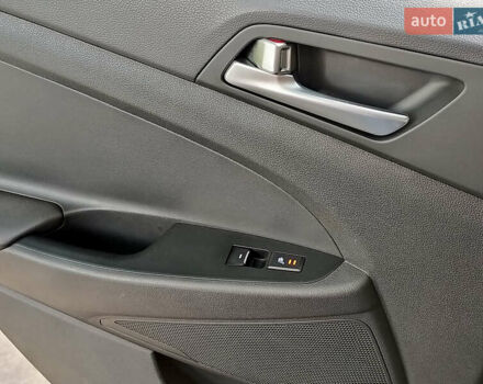 Серый Хендай Туксон, объемом двигателя 2 л и пробегом 97 тыс. км за 21888 $, фото 17 на Automoto.ua