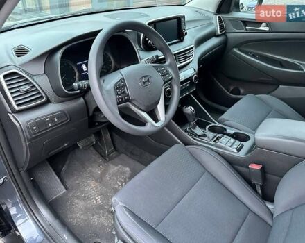 Сірий Хендай Туксон, об'ємом двигуна 2 л та пробігом 120 тис. км за 15999 $, фото 12 на Automoto.ua