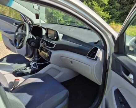 Серый Хендай Туксон, объемом двигателя 2 л и пробегом 105 тыс. км за 11000 $, фото 2 на Automoto.ua