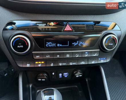 Серый Хендай Туксон, объемом двигателя 1.6 л и пробегом 214 тыс. км за 21000 $, фото 91 на Automoto.ua