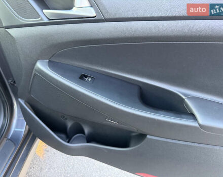 Серый Хендай Туксон, объемом двигателя 1.6 л и пробегом 214 тыс. км за 21000 $, фото 42 на Automoto.ua