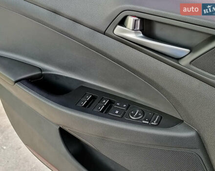 Серый Хендай Туксон, объемом двигателя 2 л и пробегом 97 тыс. км за 21888 $, фото 15 на Automoto.ua