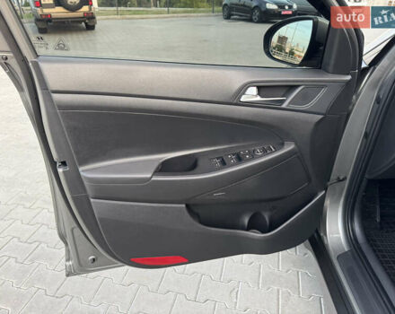 Серый Хендай Туксон, объемом двигателя 2 л и пробегом 130 тыс. км за 22700 $, фото 5 на Automoto.ua