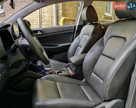 Серый Хендай Туксон, объемом двигателя 2 л и пробегом 97 тыс. км за 21888 $, фото 13 на Automoto.ua